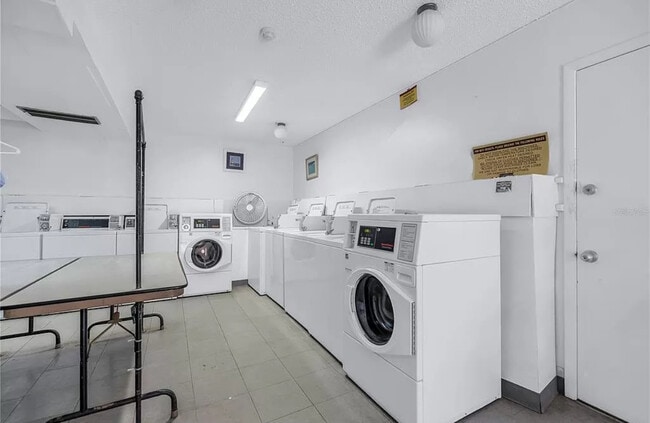 Building Photo - 251 SW Lincoln Cir N