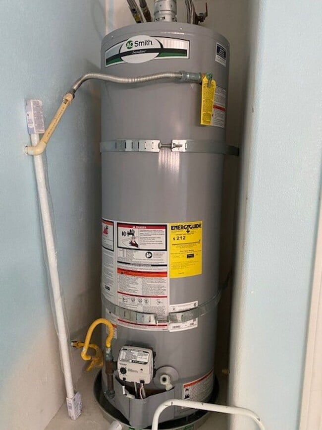 Building Photo - Unique Single Family 2/2 home