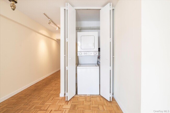 Building Photo - 170 W Broadway