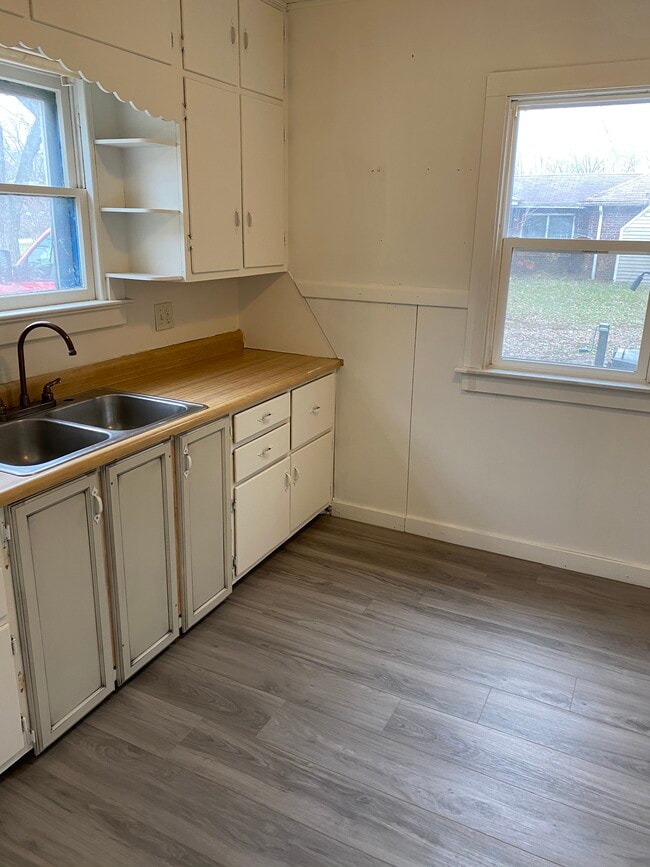 Building Photo - 605 W Mishawaka Rd