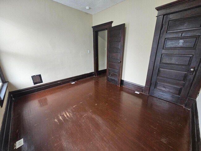 Building Photo - 831 Linwood Ave