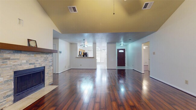 Building Photo - 806 N Willow Dr