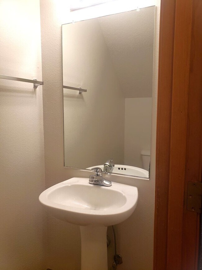 Building Photo - Wonderful townhouse in East Portland! rent...