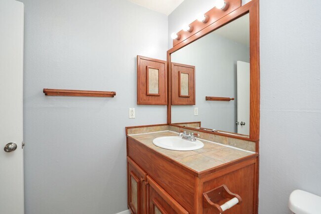 Building Photo - For Lease | 2 Bed, 2 Bath | 925 Sq Ft | La...