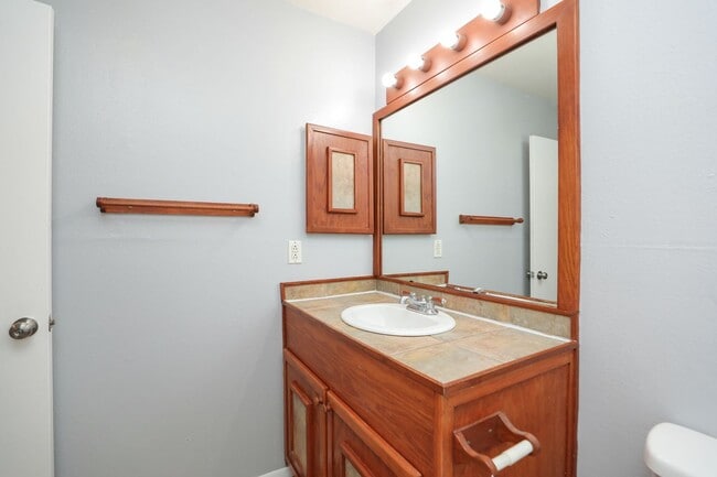 Building Photo - For Lease-Housing Vouchers Accepted | 2 Bed, 2 Bath | 925 Sq Ft | Lakecrest Community |