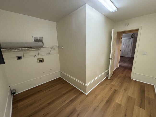 Building Photo - 3 Bed 3 Bath Garage Apartment Home