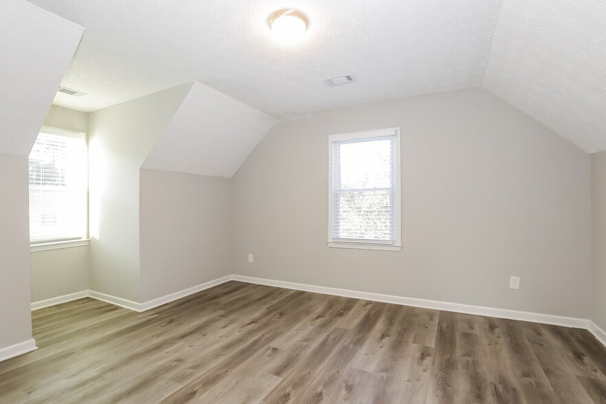 Building Photo - 709 Fallowfield Dr