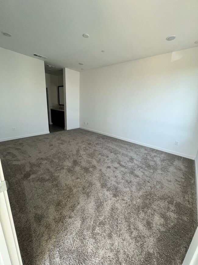 Building Photo - Charming Rooftop 3 Bed / 3 Bath Townhome Just Blocks from the Beach! Available for Pre-LEASE TODAY!