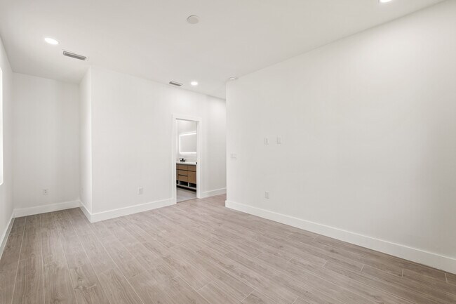 Building Photo - 3203 18th St W