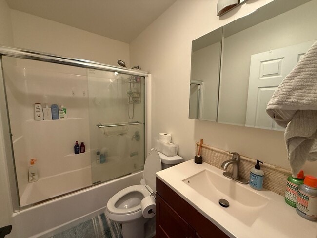 Building Photo - 5BD 3 BA with a Great Yard!