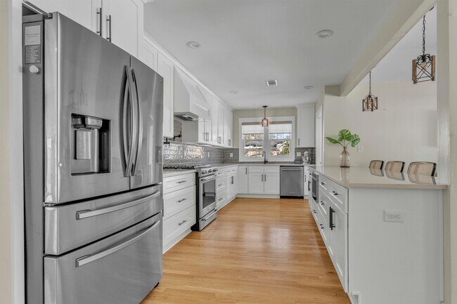 Building Photo - 185 Alexander St