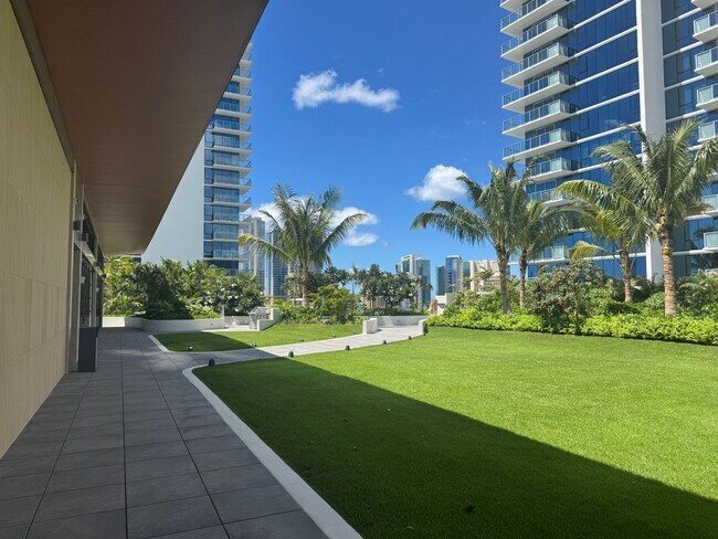 Building Photo - The Park On Keeaumoku - One bedroom, one bath, one parking in the Rycroft Tower