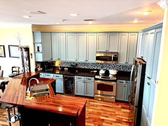 Building Photo - 328 N Lake Dr