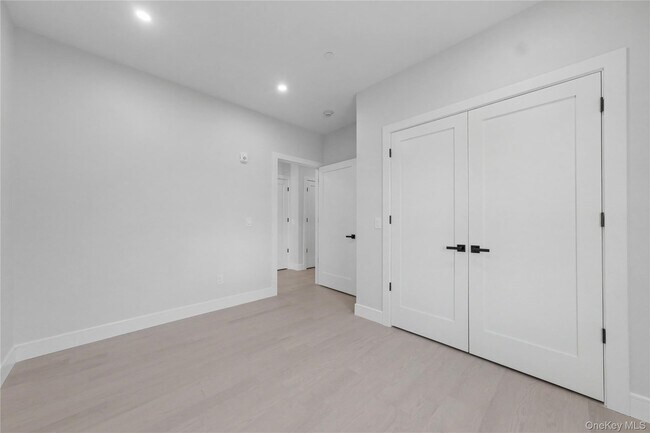 Building Photo - 10 Market St