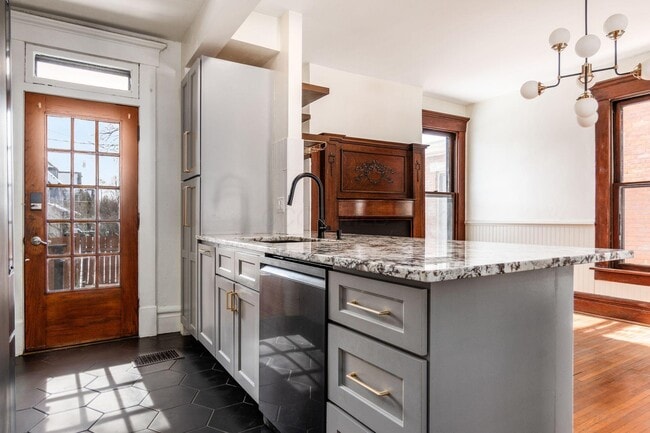 Building Photo - 415 W 5th Ave