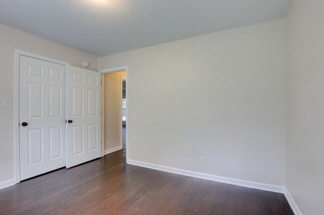 Building Photo - 3 bed 2 bath w sweet basement.  Go