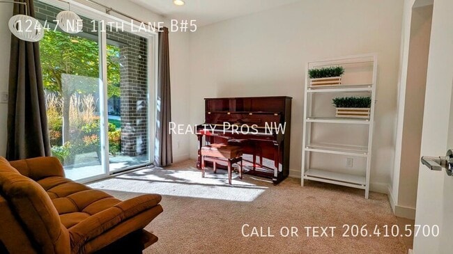Building Photo - 12447 NE 11th Ln