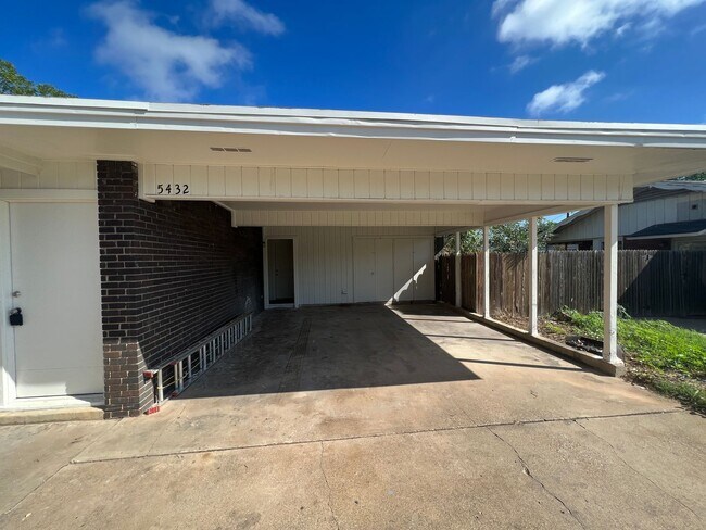 Building Photo - Pre Leasing for Fall 2026! Remodeled 3/2 near LCU!