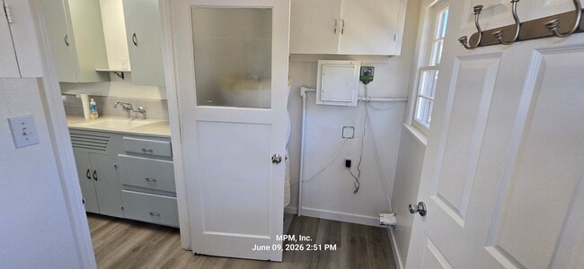 Building Photo - Large 1 bed 1 bath home on its own lot