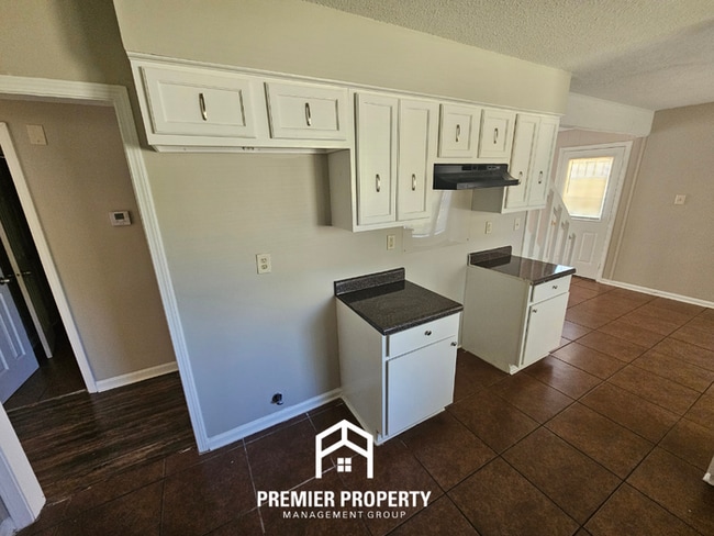 Building Photo - 3951 Silverleaf Rd