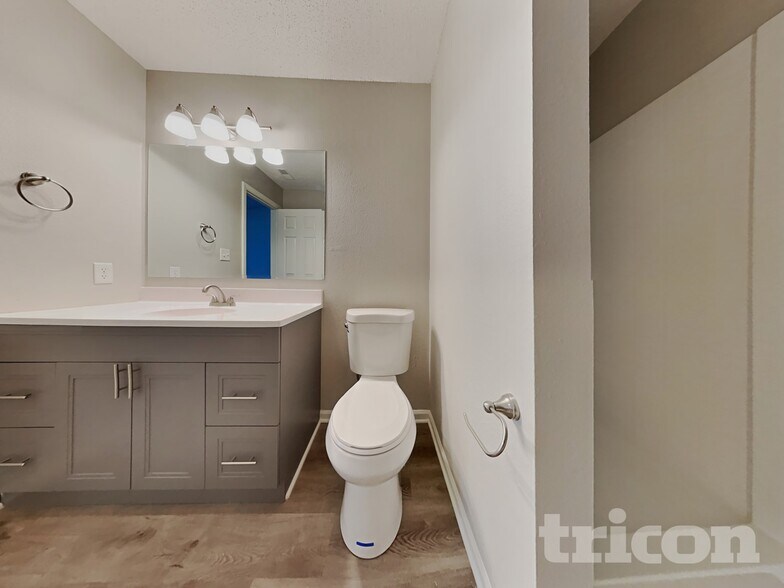 Building Photo - 9825 Rhodes Ln