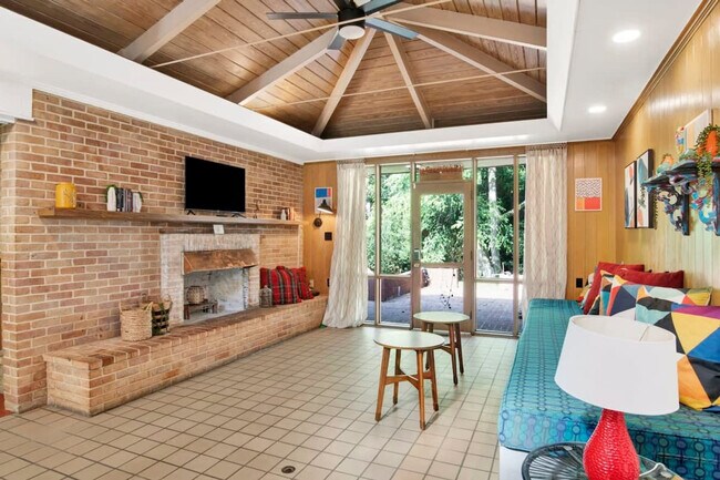 Building Photo - 305 Indian Creek Dr E