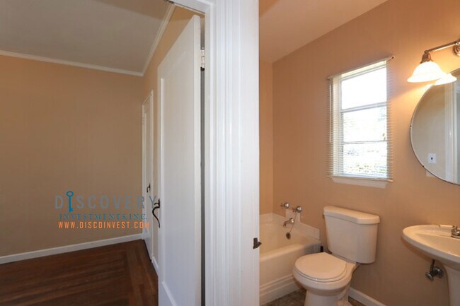 Building Photo - Oakmore Ranch Style Home