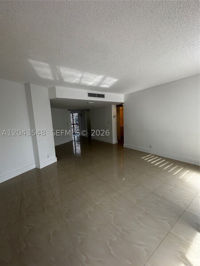 Building Photo - 3475 N Country Club Dr