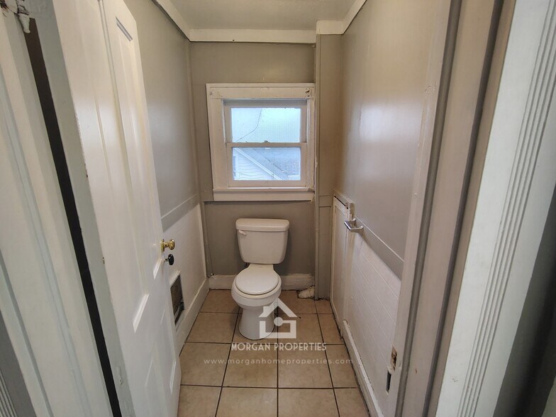 Building Photo - 336 W 7th St