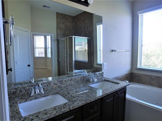 Building Photo - Discover comfort and convenience in this b...
