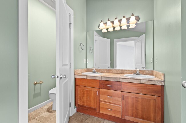 Building Photo - 3Bd/2.5Ba Seattle Home