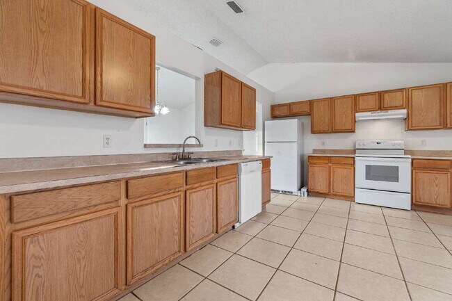 Building Photo - 3BR, 2BA available now in Silver Springs Shores