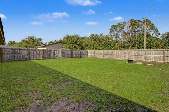 Building Photo - 1651 Latham Ct