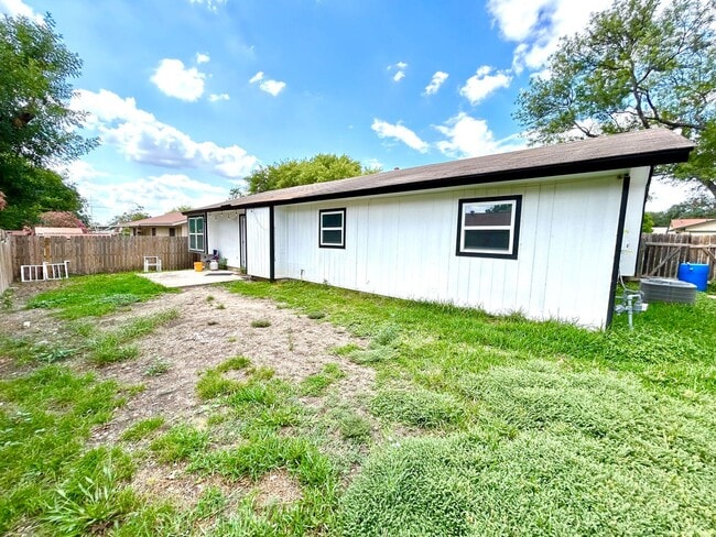 Building Photo - *COMING SOON* 3BR/2BA with Fireplace & 2-Car Garage!