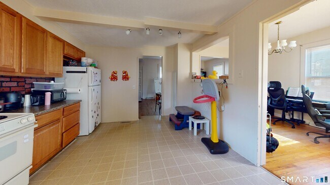 Building Photo - 17 Landin St