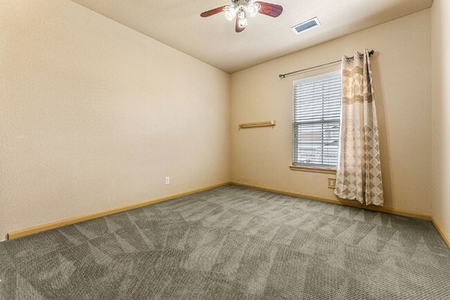 Building Photo - Lovable 3 Bed, 2.5 Bath Single Family Thor...