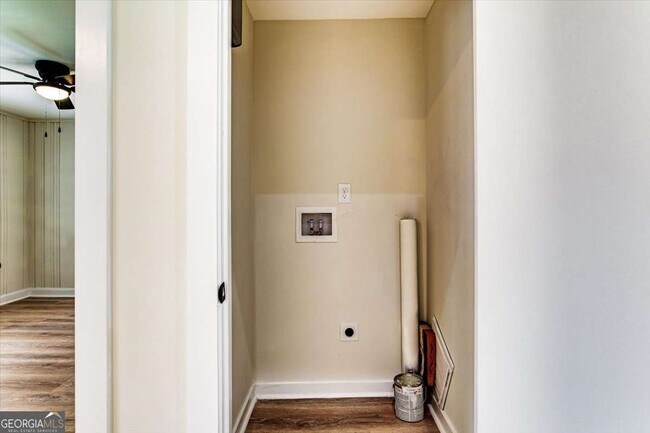 Building Photo - 210 Bryan St