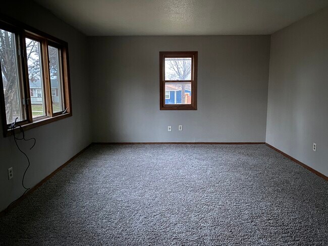 Building Photo - 900 S Marday Ave