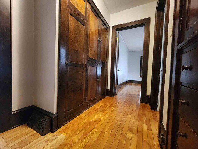 Building Photo - Character Home in NICE Neighborhood