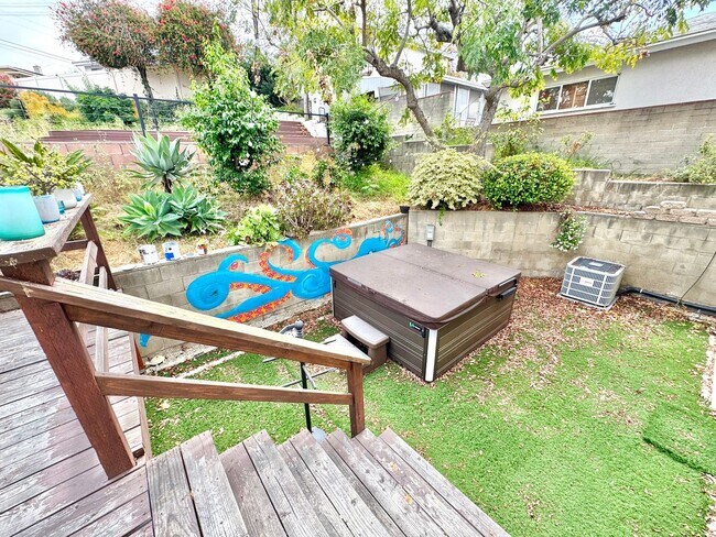 Building Photo - Huge Oak Park Home! 4bd/2.5ba house with incredible yard w/ VIEWS + spa, A/C, garage, W/D!