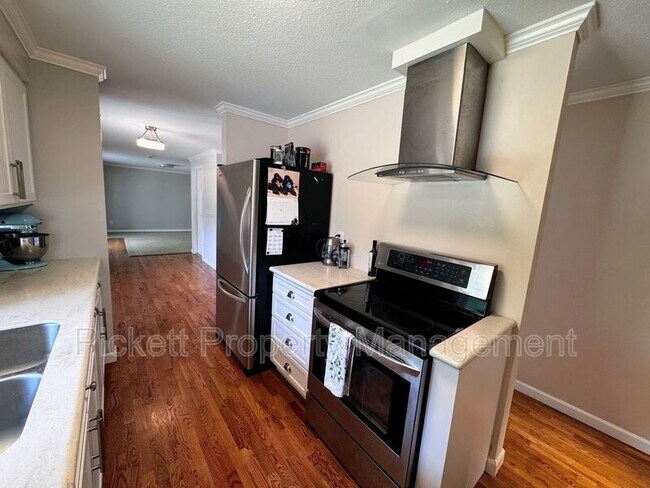 Building Photo - 2270 Madrona Dr SE