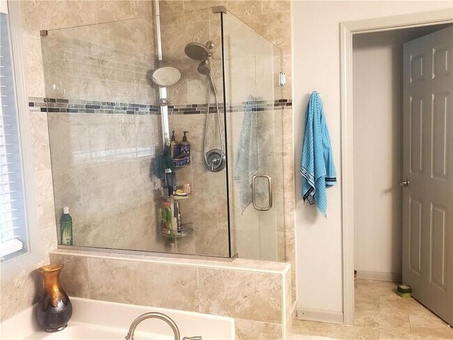 Building Photo - House - 4.5 beds 2 baths.