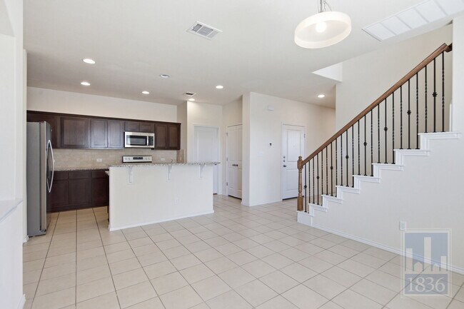Building Photo - 729 Manzano Ln