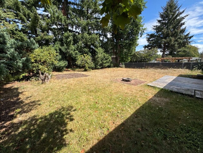 Building Photo - 3 Bedroom 1 Bath House on Large Lot