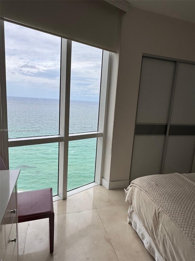 Building Photo - 16001 Collins Ave