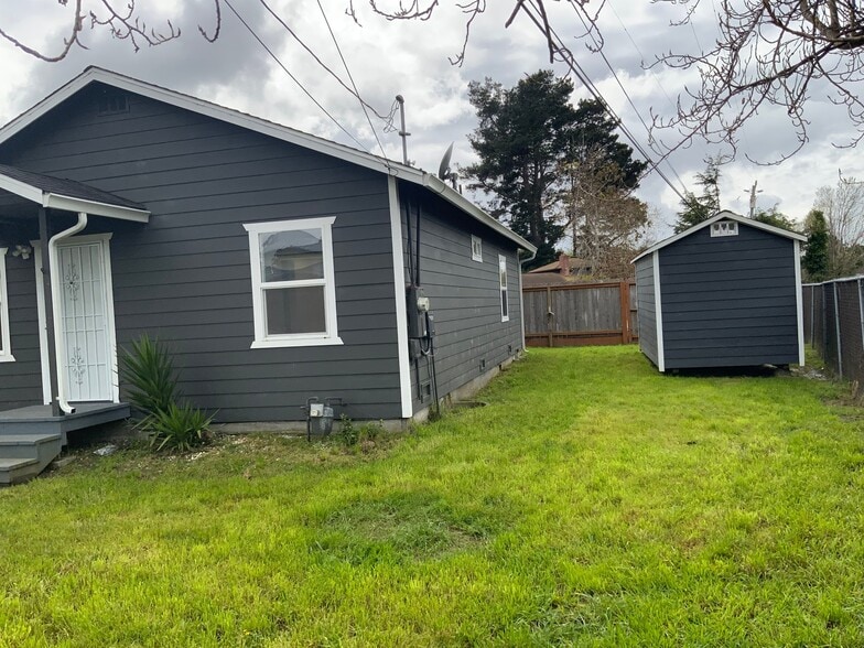 Building Photo - 3880 Rohnerville Rd