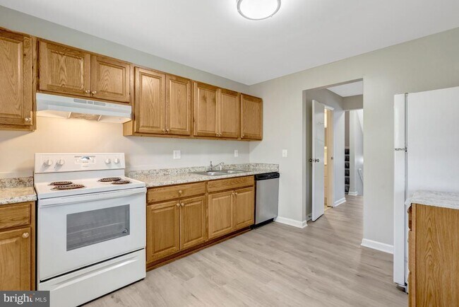 Building Photo - 7065 Leewood Forest Dr