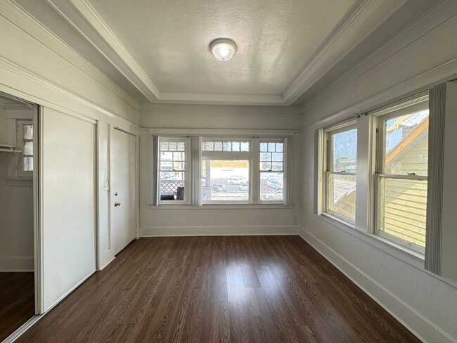 Building Photo - 458 W Vernon Ave