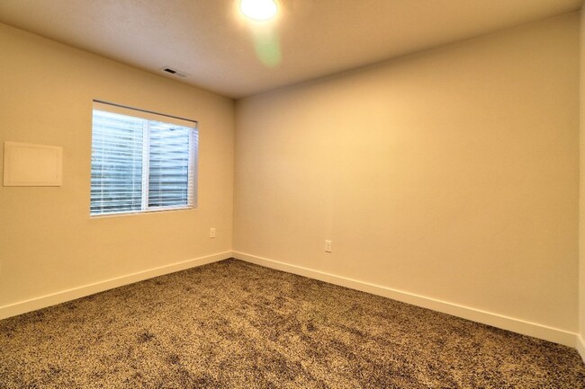 Building Photo - 3 Bedroom 2.5 Bathroom Townhome in Santaquin