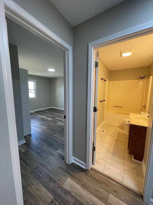 Building Photo - 407/409 Walnut Road